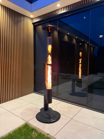 Flamesa Lumina pelletsovn på en stemningsfull terrasse