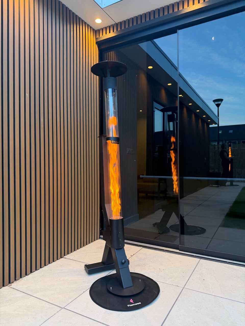 Flamesa pelletovn i bruk på en moderne terrasse